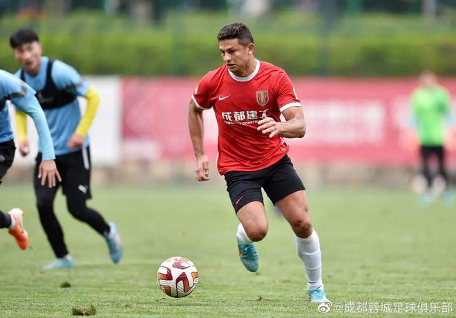 成都蓉城发布备战花絮，清晨官宣签约，NBA季后赛任务艰巨，纪律约束更严格的简单介绍